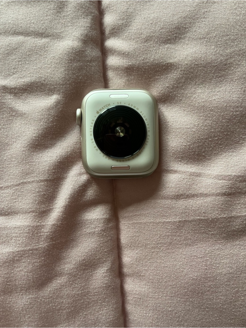 Apple Watch SE 3 in White with Magnetic Charger - Picture 2 of 6
